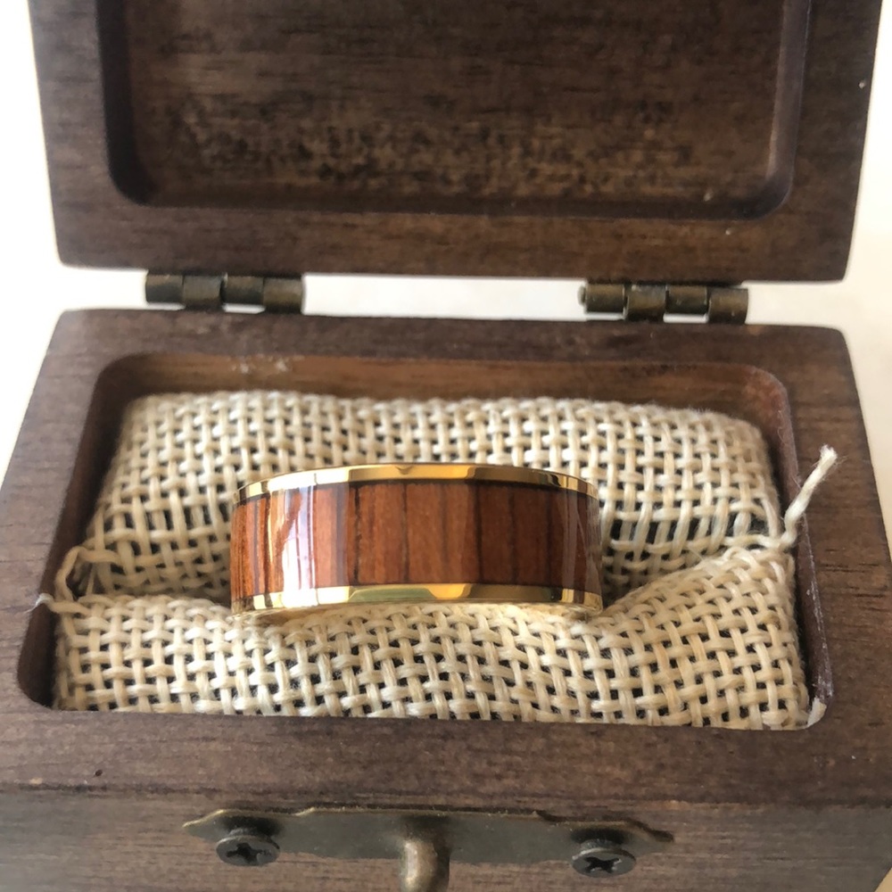 BRAND NEW! NEVER WORN! YELLOW GOLD PLATED TUNGSTEN CARBIDE- SAPELE WOOD INLAY